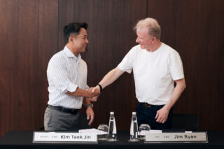 Taekjin Kim, CEO von NCSOFT, und Jim Ryan, CEO von Sony Interactive Entertainment